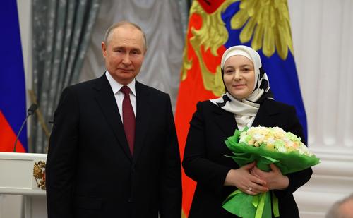 Владимир Путин вручил в Кремле награду «Мать-героиня» Медни Кадыровой — жене главы Чечни Рамзана Кадырова