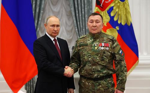 Путин наградил в Кремле героев спецоперации Колесова и Распутикова