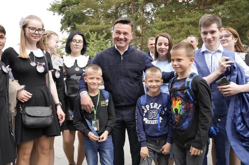 Андрей Воробьев встретился с выпускниками из Озёр