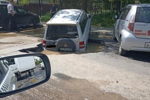 В центре Хабаровска под машиной провалился асфальт