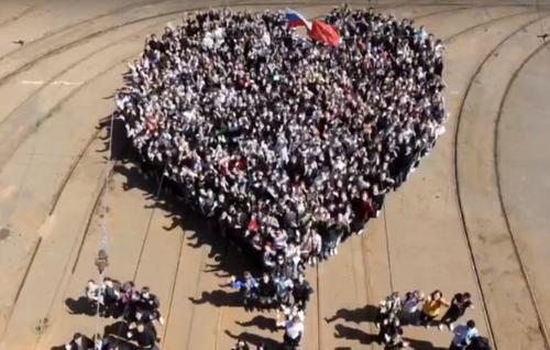 Более тысячи петербуржцев выстроились в огромное сердце в День города