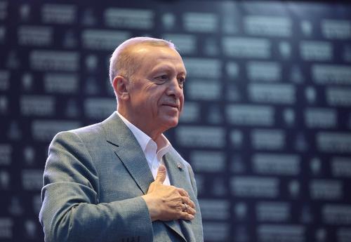 Политолог Марков: отказавшийся взять стакан из рук охранника Эрдоган, вероятно, боится, что его отравят спецслужбы США 