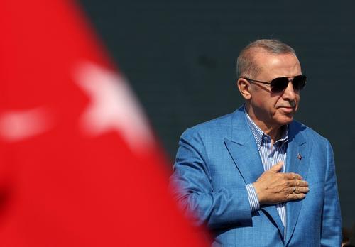 Президент Турции Эрдоган раздал деньги подросткам на избирательном участке в Стамбуле