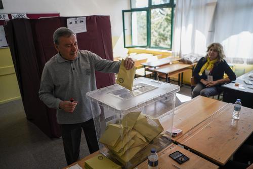 В Турции утром в воскресенье были открыты избирательные участки для голосования во втором туре президентских выборов