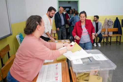 Глава ЦИК Турции Йенер заявил, что второй тур президентских выборов проходит спокойно, население голосует активно