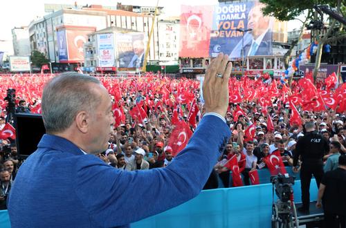 Эрдоган прибыл на избирательный участок в Стамбуле