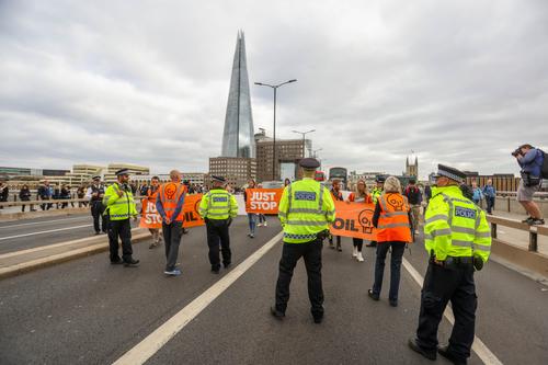 Активисты Just Stop Oil практически остановили автомобильный поток на четырех мостах в Лондоне