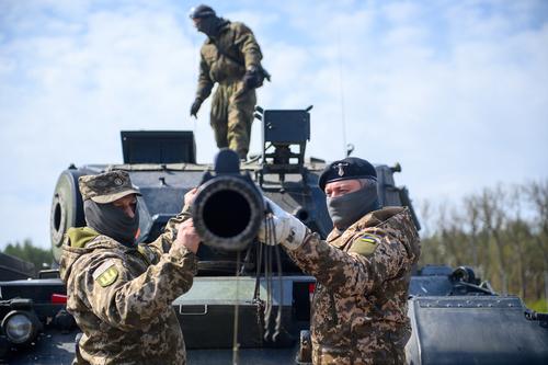 Спикер кабмина ФРГ Хебештрайт заявил, что Германия считает законными атаки Киева на Россию при помощи украинского оружия
