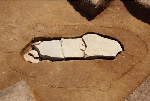 Археологи нашли самую большую каменную могилу длинной 3,2 метра