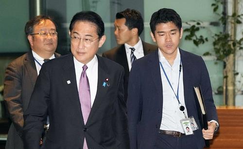 Шутливая фотография стоила сыну японского премьера должности