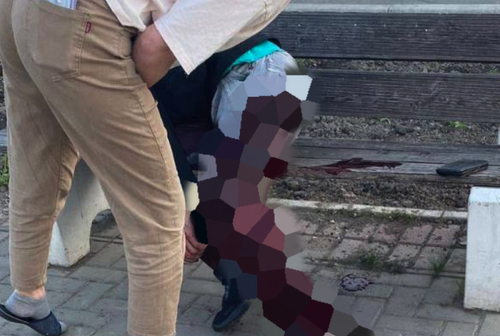 Раненный ножом человек истекал кровью на глазах у прохожих в Хабаровском крае