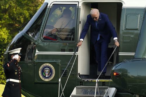 Президент США Байден ударился головой при выходе из вертолета на лужайке Белого дома