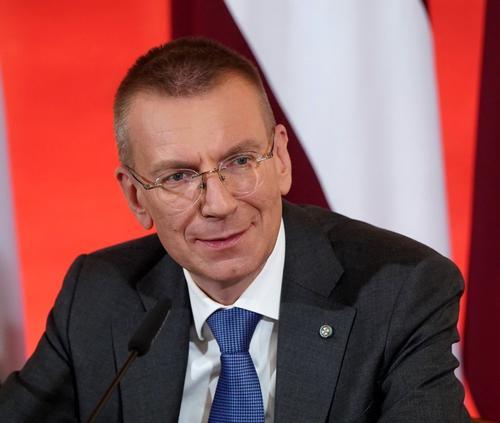 Будущий президент Латвии Эдгарс Ринкевич обсуждает вопрос о дерусификации