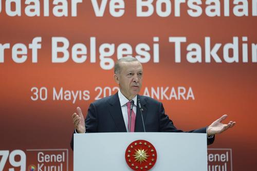 Эрдоган принял присягу и вступил в должность президента Турции под почти полутораминутные аплодисменты