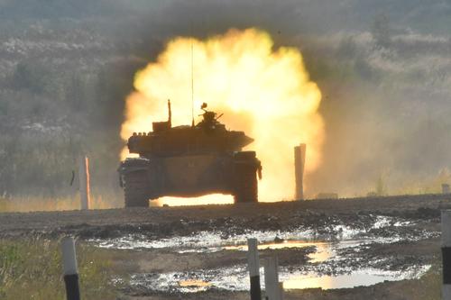 Экипаж танка Т-80БВМ уничтожил до десяти бойцов ВСУ в ходе попытки провести разведку 