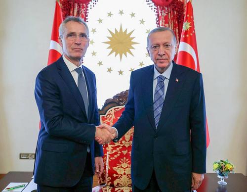 Генсек НАТО Столтенберг выразил благодарность Турции за отправку спецназа в Косово