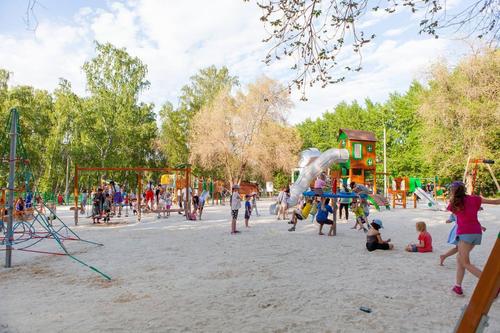 В «Саду Победы» в Челябинске открыли новую детскую площадку