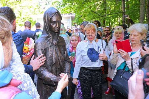 Памятник блаженной Ксении Петербургской появился на Смоленском кладбище