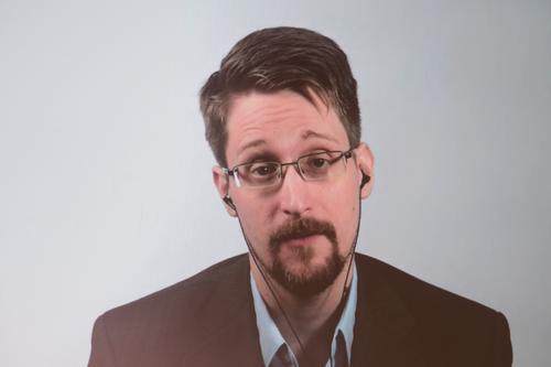 Экс-сотрудник спецслужб США Сноуден заявил, что не жалеет о передаче секретных данных в СМИ
