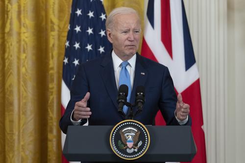 Daily Express: президент США Джо Байден оконфузился на переговорах с Сунаком, перепутав его должность