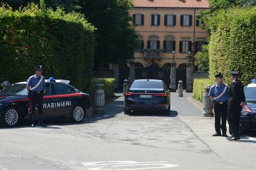 Тело бывшего премьера Италии Берлускони доставили из клиники на его виллу в городе Аркоре 