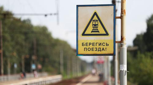 В Хабаровском крае поезд въехал в легковушку на железнодорожном переезде