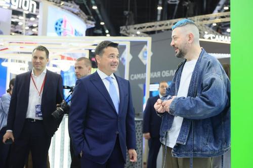 На ПМЭФ 2023 Артемий Лебедев показал Андрею Воробьеву обновленный логотип сервиса «Добродел»