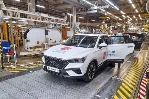 Слуцкий купил первый сошедший с конвейера в Петербурге автомобиль  Lada X-Cross 5, назвав его достижением российского автопрома