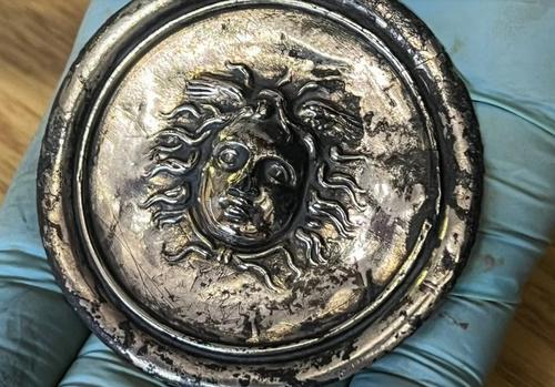 Археологи обнаружили серебряную военную награду 1900-летней давности