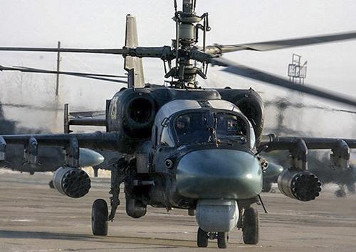 Вертолет Ка-52 уничтожил ракетами «Вихрь» движущуюся бронетехнику ВСУ