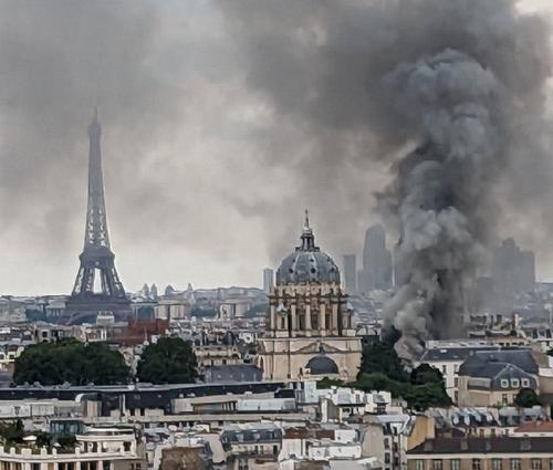 Макрон высказал слова сочувствия и поддержки парижанам, пострадавшим при взрыве дома в Латинском квартале