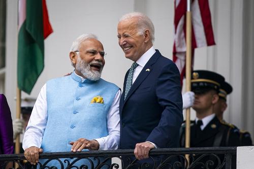 Президент США Байден по ошибке приложил руку к сердцу во время исполнения гимна Индии, проходившего в честь визита премьера Моди 