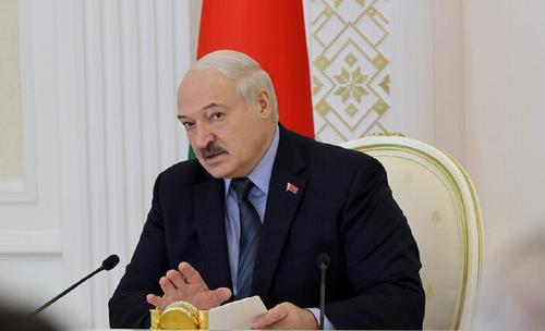 Лукашенко провел за день два совещания с силовиками и военными на фоне событий в России