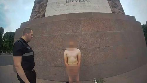 Рига: обнажённый мужчина устроил акцию протеста у памятника Свободы