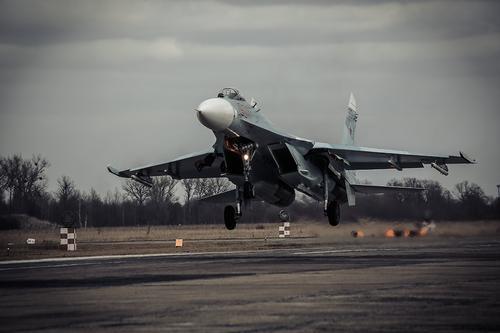 Российские Су-27 сопроводили над акваторией Черного моря самолет и два истребителя британских ВВС