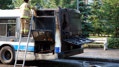 Во Фрунзенском районе прямо на ходу загорелся туристический автобус