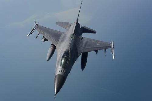 Подоляк заявил, что истребители F-16 могут быть переданы Украине через «пару месяцев»