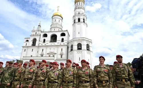 Оклады российских силовиков и военных вырастут с 1 октября на 10,5%