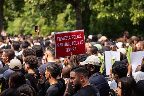 Monde: мэр французского города Лион Дусе попросил подкрепление полиции из-за невозможности прекратить массовые беспорядки 