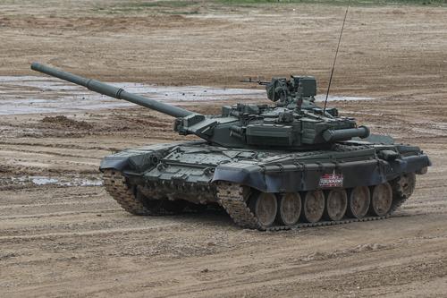 Минобороны РФ: военнослужащие России на танках Т-90А нанесли удар по опорному пункту ВСУ, использовав новую тактику 