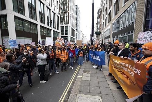 Медики Великобритании выйдут на многодневную забастовку из-за зарплат