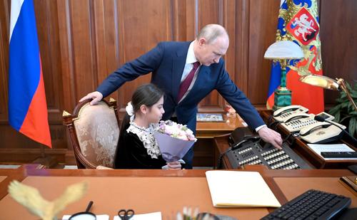 Владимир Путин встретился в Кремле с девочкой Раисат из Дагестана и её родителями