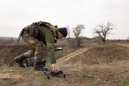 Разведчик ВС США в отставке Риттер заявил, что украинские войска в рамках контрнаступления теряют больше половины своего состава