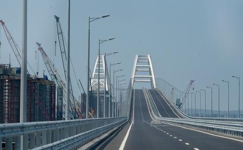 Mash: движение по Крымскому мосту остановлено в обе стороны, это связано с попыткой Украины атаковать его часть в районе Керчи
