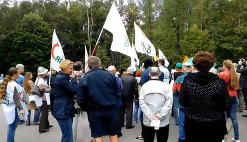 Толпа митингующих против строительства трассы М-7 собралась в Удельном парке Петербурга 