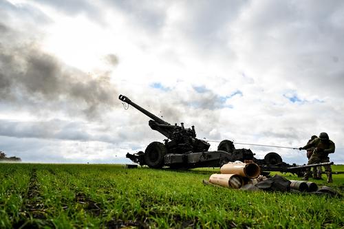 В МИД Китая, комментируя решение США поставить Киеву кассетные снаряды, заявили, что «нельзя подливать масла в огонь» в конфликте