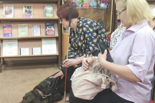 В Хабаровском крае инвалиды по зрению могут получить собаку-повадыря