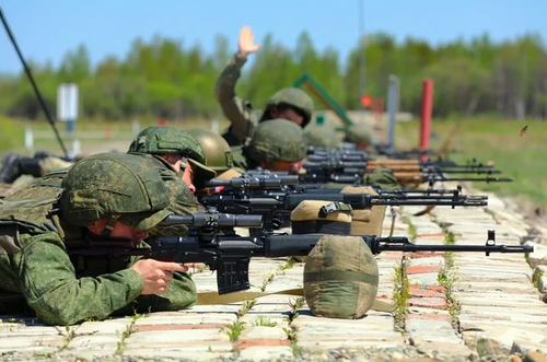 На полигоне в Хабаровском крае снайперы ВВО проходят огневую подготовку