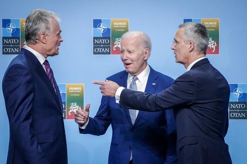 WSJ: решение стран НАТО, не предложивших на саммите четкий путь по вступлению Украины в блок, разочаровало власти в Киеве