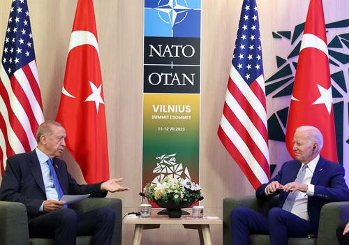 Херш: Байден пообещал Эрдогану кредит в обмен на ратификацию заявки Швеции о вступлении в НАТО